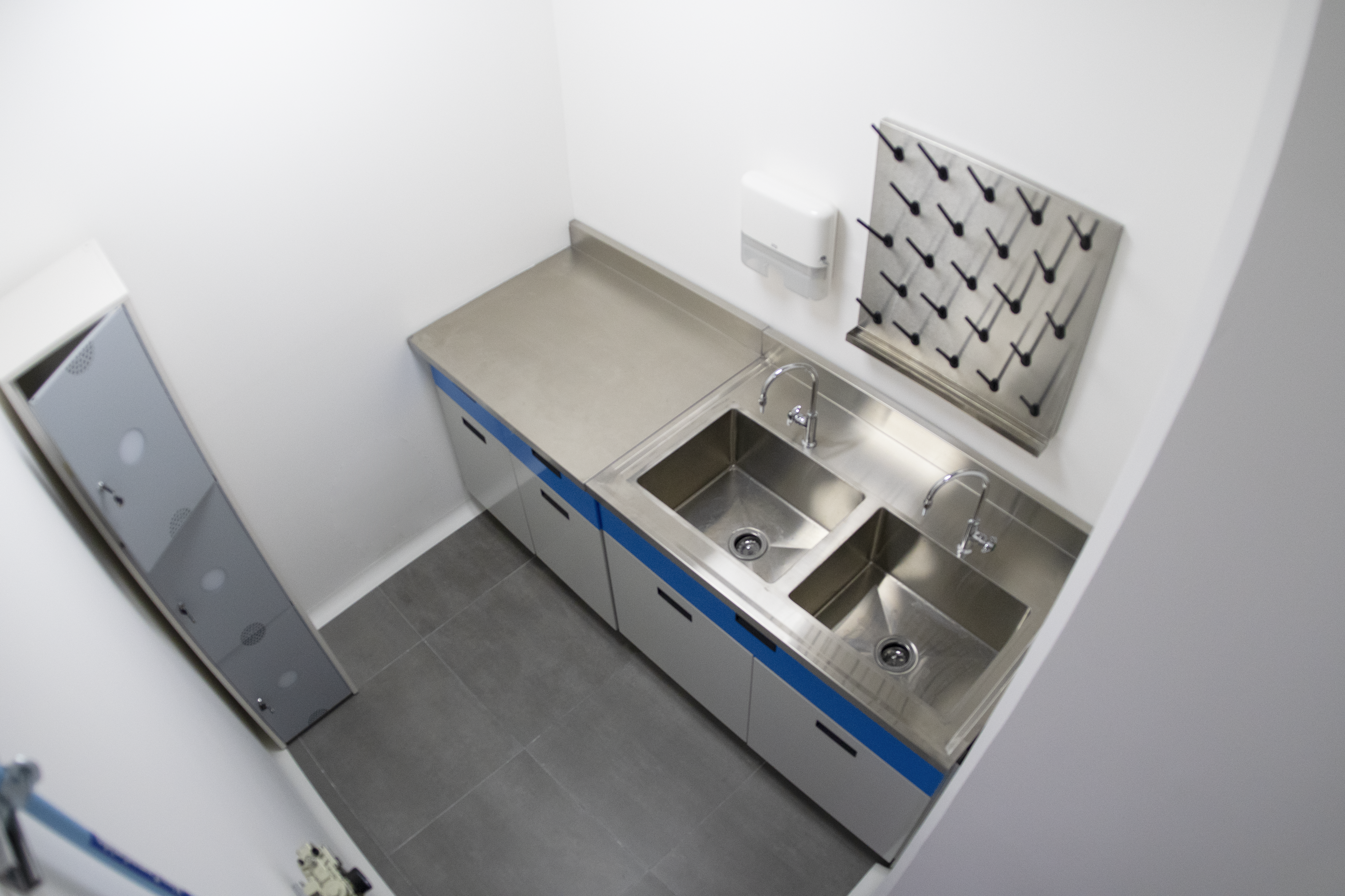 Zona 7 - Área de Lavado: Tarjas de acero inoxidable y sistemas de lavado especializados para limpieza eficiente